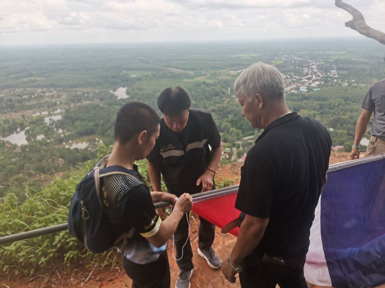 title - ปักธงธรรมจักร และธงชาติไทยภายใต้โครงการปลูกป่าเพื่อเป็นพุทธบูชาในพื้นที่ปฏิรูปที่ดิน (ส.ป.ก.)